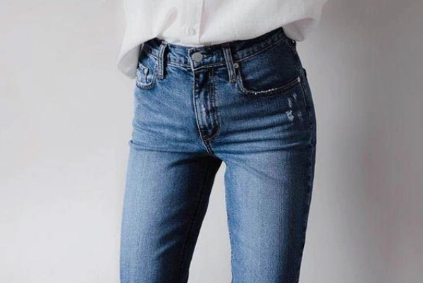 How To Combine A White Blouse With Jeans?