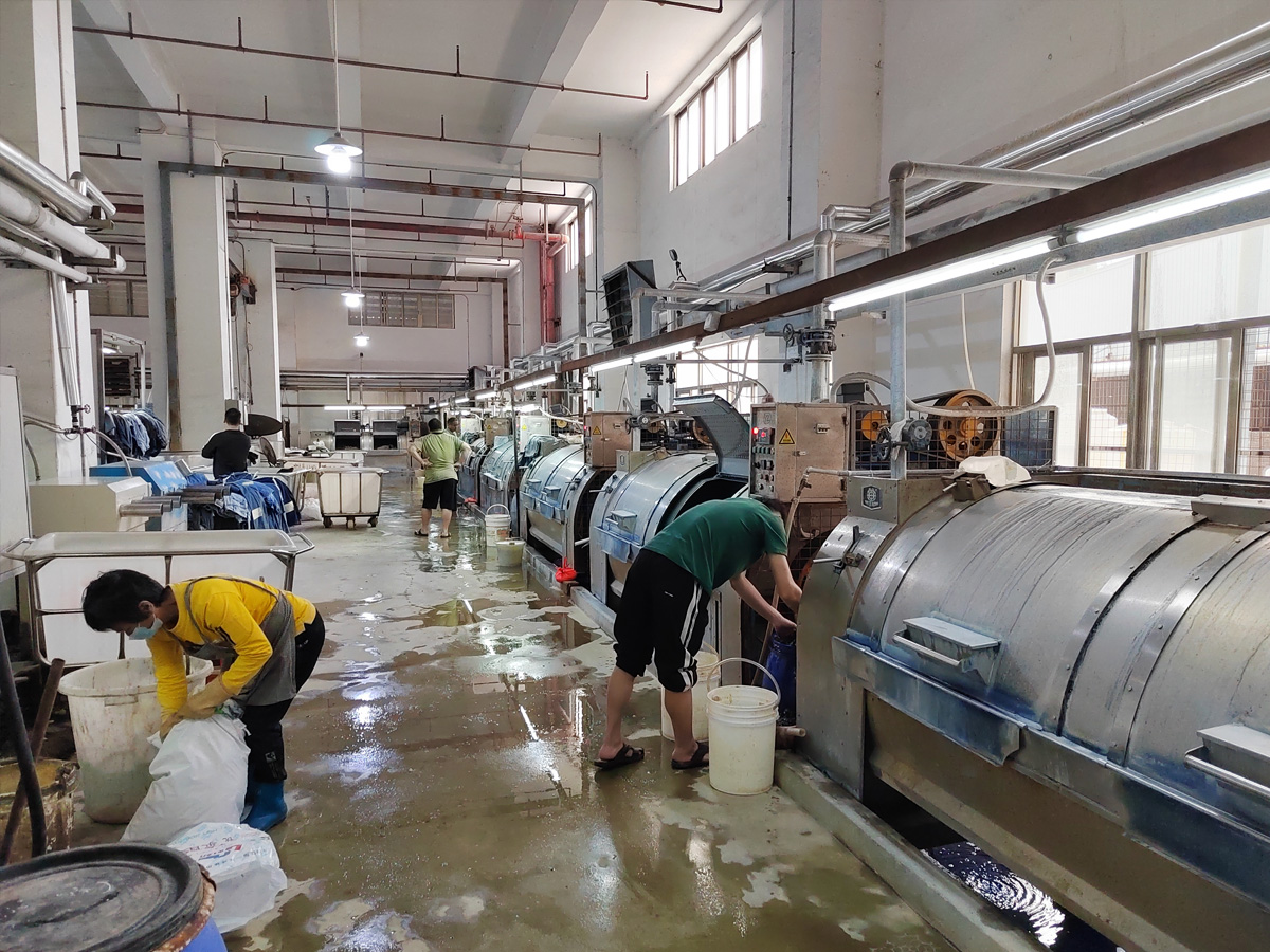 Our denim clothing stone washing process workshop