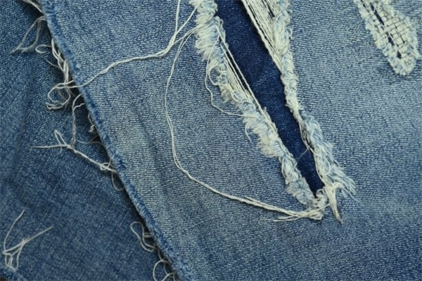 Trendy Ways to Style Your Ripped Denim Vest for a Cool Look-3