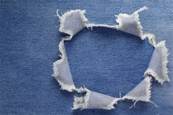 Styling Tips for Pairing Distressed Denim with Chic Accessories-2