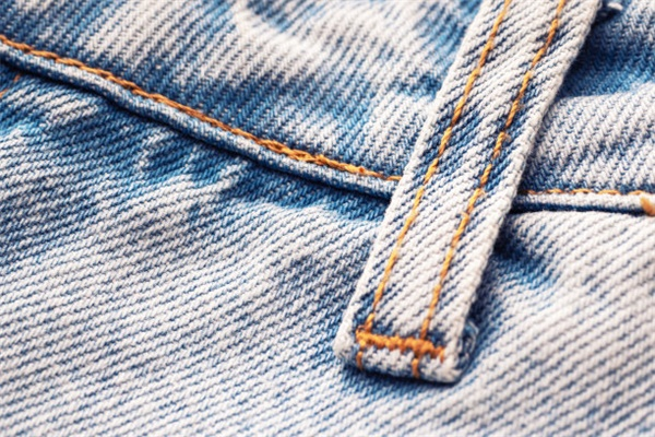 Haute Couture Jeans:Made-to-Measure with High-Fashion Embellishments