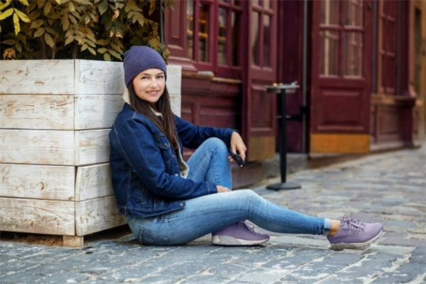 Menopause-Friendly Denim: Comfortable Yet Stylish Options