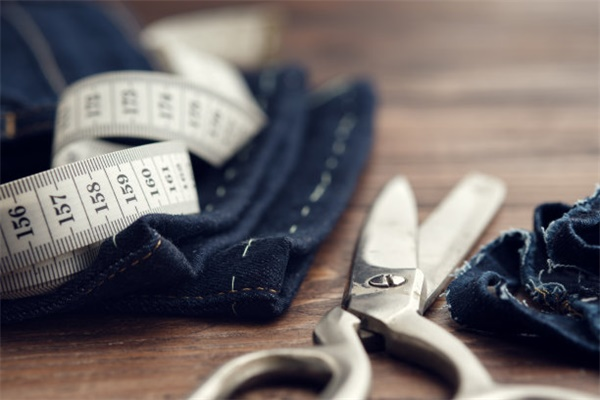 His & Hers Custom Jeans:Coordinating Styles with Personalized Embroidery