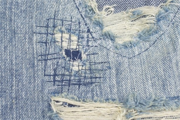 Why Frayed Hem Jeans Are a MustHave in Your Denim Collection-2