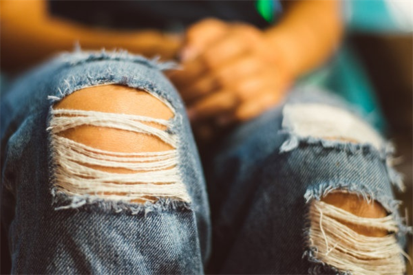 Innovative Denim Tearing And Destroying Methods For Branded Clothing