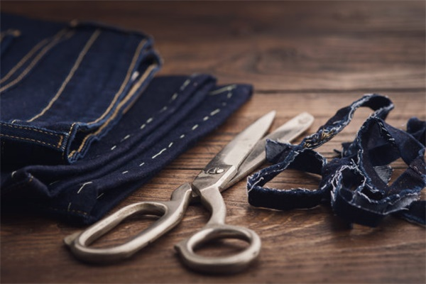 Upcycled Custom Jeans:Turn Old Denim into a New Personalized Design