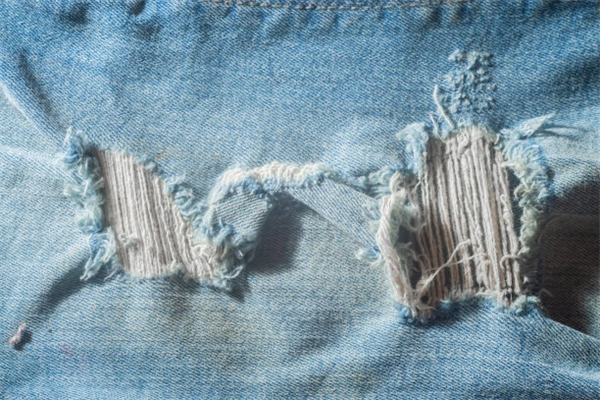 The Best Lightly Ripped Jeans for a Minimalist Wardrobe-2