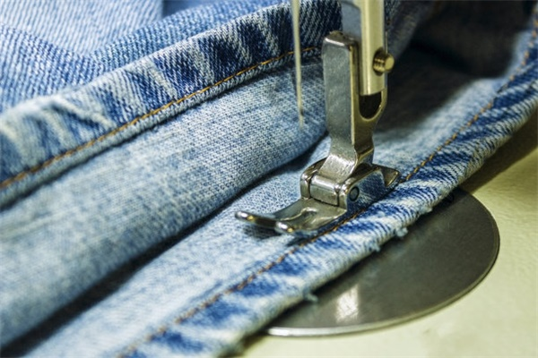 High-Waisted Corset Jeans:Custom Lace-Up Details for a Dramatic Silhouette