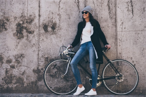 Interactive Design Walls for Jeans Personalization-3
