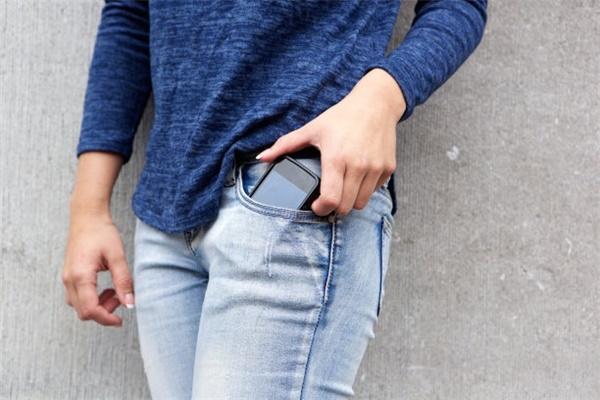 Taylor Swift’s High-Waisted Jeans & Crop Top Formula