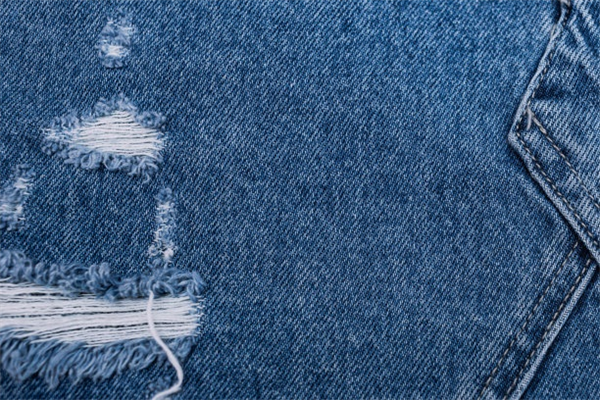 How to Wear Distressed Denim Overalls for a Playful Outfit-2