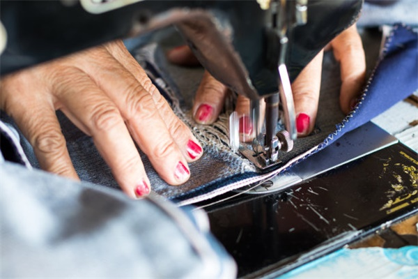 Personalized Denim Jackets:Hand-Painted Designs & Embroidery Options
