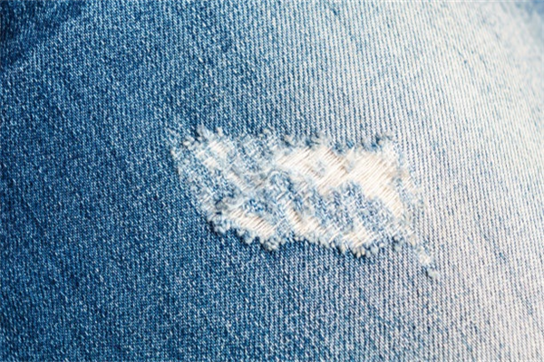The Best Distressed Denim Looks for a Music Festival-3