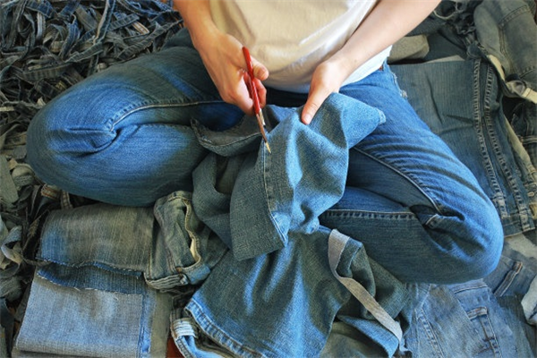 Custom Denim Garment Sanding And Tearing For Fashion Industry
