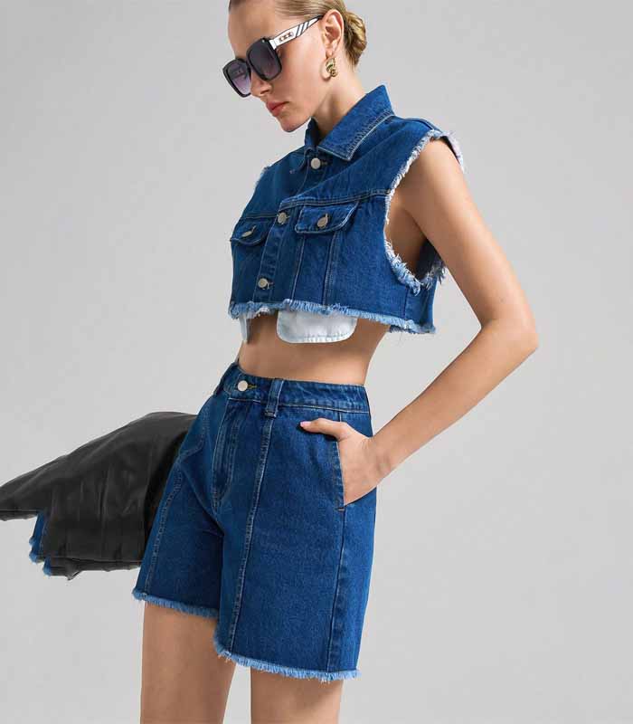 Women's Frayed Hem Denim Shorts Outfit