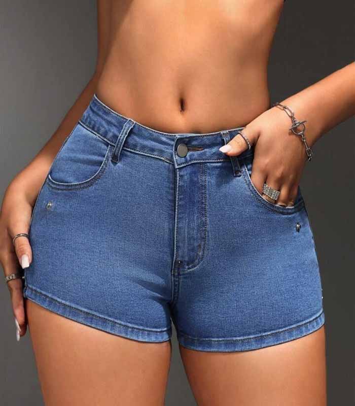 Hugging denim hot pants