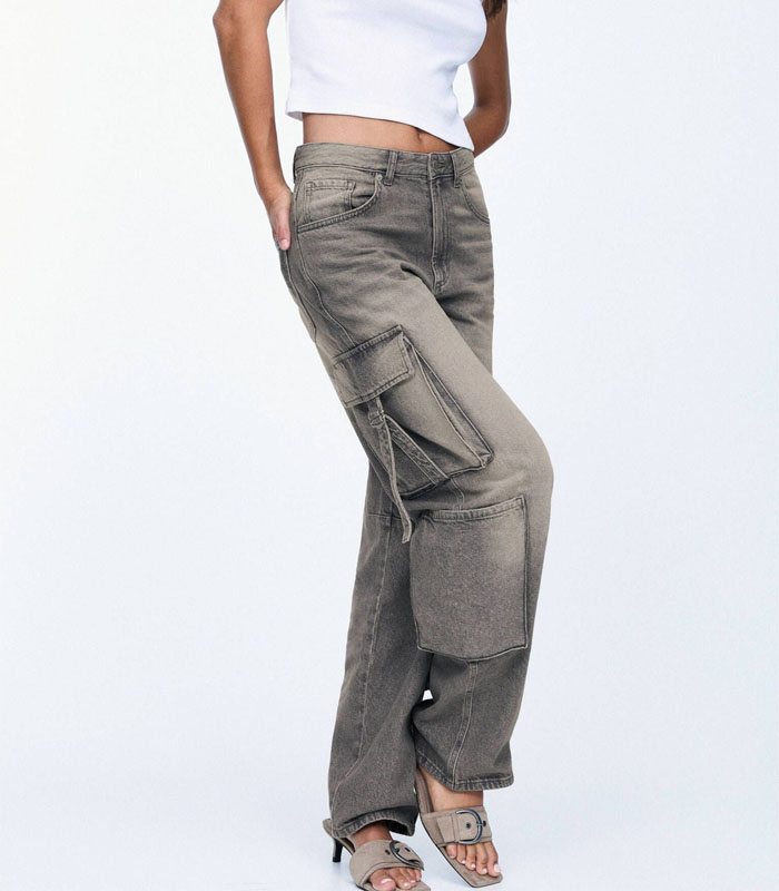 Mid rise FABRIC- Not stretchy Wide-leg cargo jeans with flap pockets on the legs, belt loops and zip and button fastening